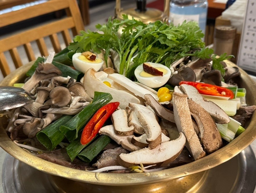 eobokjaengban platter with naengmyeon